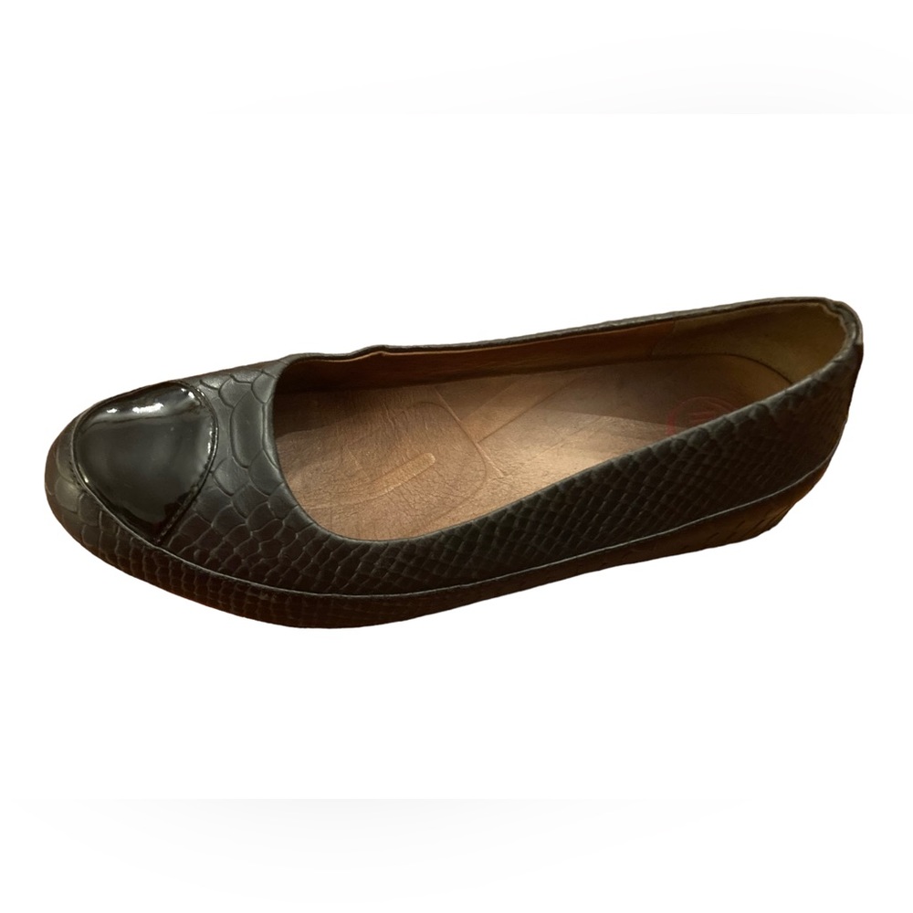 FitFlop size 8.5 EU 40 Black Ballet Flats Crocodile Embossed Cap Toe Shoes.